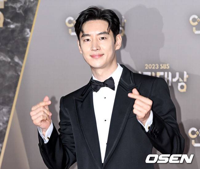 [OSEN=조은정 기자]2023 SBS&nbsp;연기대상 포토월 행사가 29일 서울 마포구 상암 SBS 프리즘타워에서 열렸다.배우 변중희가 레드카펫을 밟으며 포즈를 취하고 있다. 2023.12.29/cej@osen.co.kr