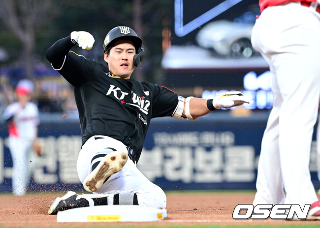 [OSEN=광주, 최규한 기자] 16일 오후 광주-기아 챔피언스필드에서 ‘2025 신한 SOL Bank KBO리그’ KIA 타이거즈와 KT 위즈의 경기가 열렸다.홈팀 KIA는 김도현, 방문팀 KT는 오원석을 선발투수로 내세웠다.2회초 2사 1루 상황 KT 배정대가 달아나는 1타점 우중간 3루타를 날리고 3루에 슬라이딩 해 세이프되고 있다. 2025.04.16 / dreamer@osen.co.kr