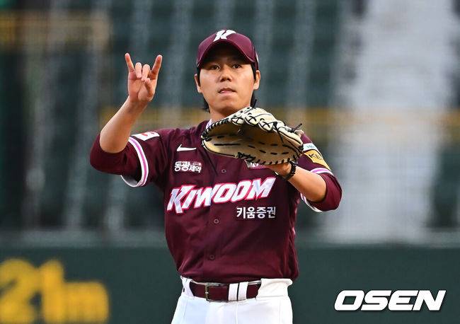 [OSEN=부산, 이석우 기자] 16일 부산 사직야구장에서 2025 신한 SOL 뱅크 KBO 리그 롯데 자이언츠와 키움 히어로즈의 경기가 열렸다. 홈팀 롯데는 반즈, 방문팀 키움은 하영민이 선발 출전했다.키움 히어로즈 선발 투수 하영민이 사인 교환을 하고 있다. 2025.04.16 / foto0307@osen.co.kr