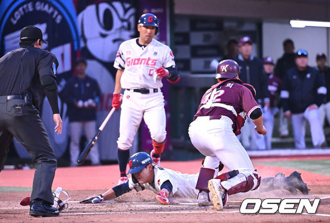[OSEN=부산, 이석우 기자] 16일 부산 사직야구장에서 2025 신한 SOL 뱅크 KBO 리그 롯데 자이언츠와 키움 히어로즈의 경기가 열렸다. 홈팀 롯데는 반즈, 방문팀 키움은 하영민이 선발 출전했다.롯데 자이언츠 황성빈이 1회말 2사 1,3루 1루 송구 실책을 틈타 홈 도루를 성공하고 있다. 2025.04.16 / foto0307@osen.co.kr