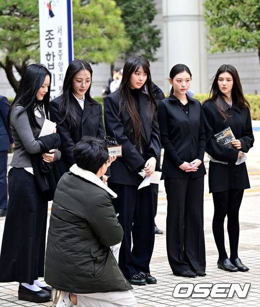 [OSEN=최규한 기자] 7일 서울 서초동 서울중앙지방법원에서 어도어가 뉴진스(NJZ) 멤버 5명을 상대로 낸 '기획사 지위보전과 광고 계약 체결 금지 가처분' 사건의 첫 심문기일이 진행됐다.이날 뉴진스(NJZ) 멤버 민지, 하니, 다니엘, 해린, 혜인 모두 직접 법원에 출석했다. 뉴진스(NJZ) 멤버 하니, 민지, 혜인, 해린,다니엘(왼쪽부터)가 법원을 나서며 취재진에게 입장을 전하고 있다. 2025.03.07 / dreamer@osen.co.kr