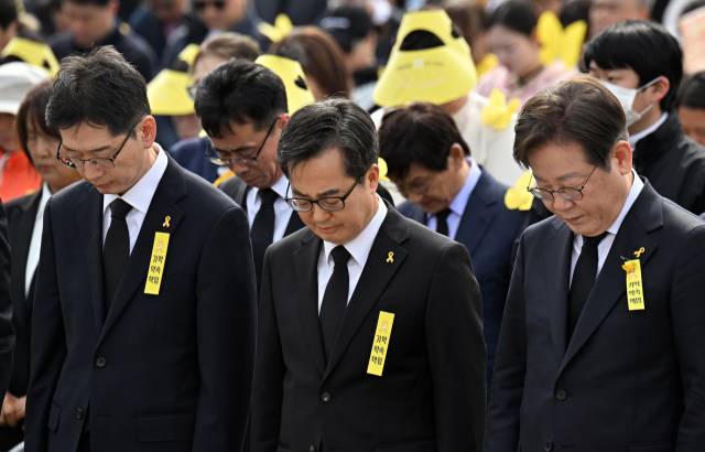 ▲16일 경기도 안산시 화랑유원지에서 열린 '세월호 참사 11주기 기억식'에서 김경수 전 경남지사(왼쪽부터), 김동연 경기지사, 더불어민주당 이재명 전 대표가 희생자들에 대한 묵념을 하고 있다. ⓒ연합뉴스