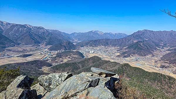 한눈에 보이는 성채 같은 산들.