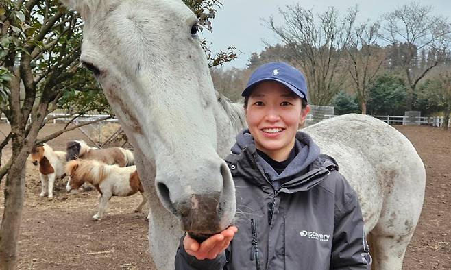 김다정 이퀴피스말동물병원장은 어릴 때부터 말에게서 힐링을 누리고 인생의 진로를 일찍 결정한 만큼 제주의 경주마와 망아지, 승용마들이 아프지 않고 더 오래 행복할 수 있도록 가까이서 살피겠다고 말한다.