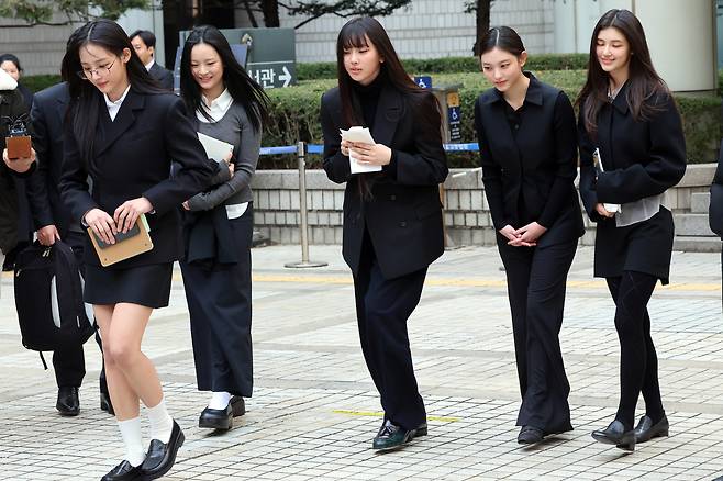 그룹 뉴진스 멤버들(왼쪽부터 민지, 하니, 혜인, 해린, 다니엘)이 지난달 7일 서울 서초구 서울중앙지방법원에서 어도어 측이 멤버들을 상대로 제기한 ‘기획사 지위보전 및 광고계약 체결 등 금지’ 가처분 첫 심문기일을 마친 후 법원을 나서고 있다. 뉴스1
