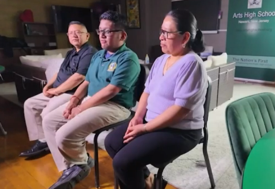 미국 뉴저지주 뉴어크 출신의 오르티스(가운데)는 미국 아이비리그 대학 7곳으로부터 합격 통지서를 받았다. 부모님과 함께 인터뷰 중인 오르티스. ABC7 뉴스 캡처