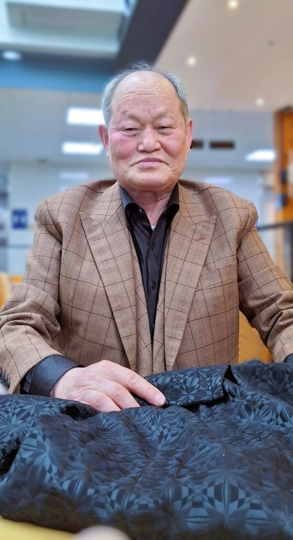 ▒77세 현역 의상 디자이너 김재곤 씨.