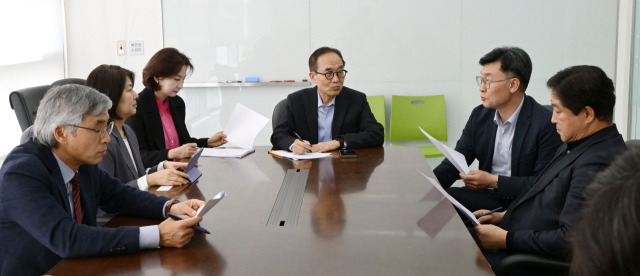 서울경제신문 독자권익위원회 위원들이 11일 서울 종로구 본사 편집국 중회의실에서 정례회의를 갖고 있다. 가운데부터 시계방향으로 김준경 위원장, 장준연·정대정·김동헌·김경희·박연정 위원. 성형주 기자