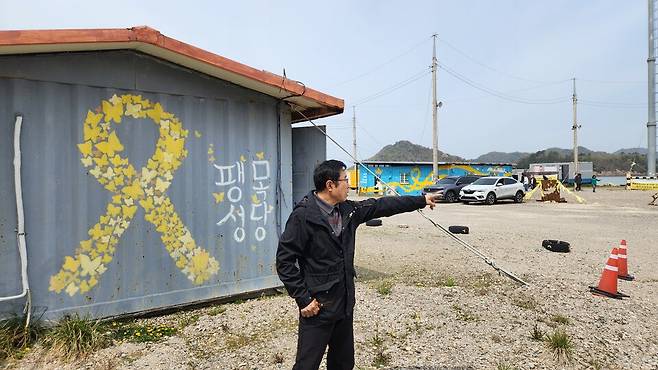 4·16 세월호 참사 당일부터 중간에 교통사고를 당한 2개월을 빼고 줄곧 팽목성당을 지키고 있는 손인성씨가 11년 전 당시 수습상황을 설명하고 있다. ⓒ시사저널 정성환