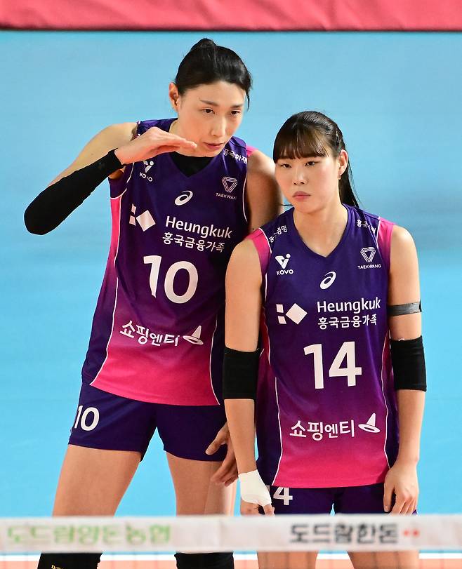흥국생명 김연경(왼쪽)과 정윤주. KOVO 제공