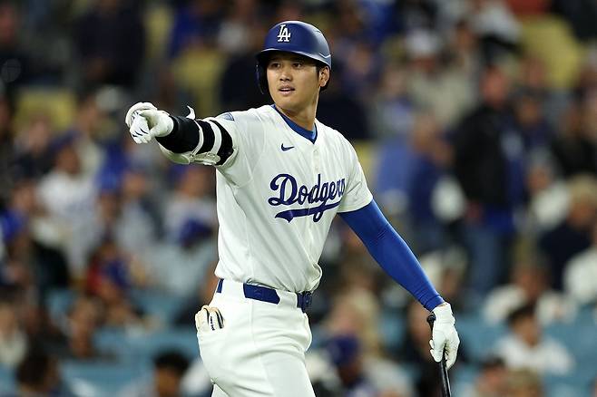 LA 다저스 오타니 쇼헤이가 16일 콜로라도전 3회말 2루 도루에 성공한 뒤 기뻐하고 있다. AFP연합뉴스
