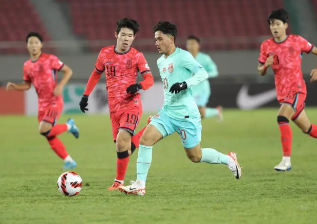 ▲ 일본 국가대표 수비수 출신인 우에무라가 지휘하는 중국 U-17 대표팀은 사우디아라비아와 우즈베키스탄에 패하면서 8강 진출에 실패했다. 조별리그를 통과한 상위 8개국에 주어지는 2025 FIFA U-17 월드컵 본선 티켓을 거머쥐지 못했다. 2005년 페루 대회 이후 20년째 월드컵 진출 실패를 이어갔다. ⓒ 소후닷컴