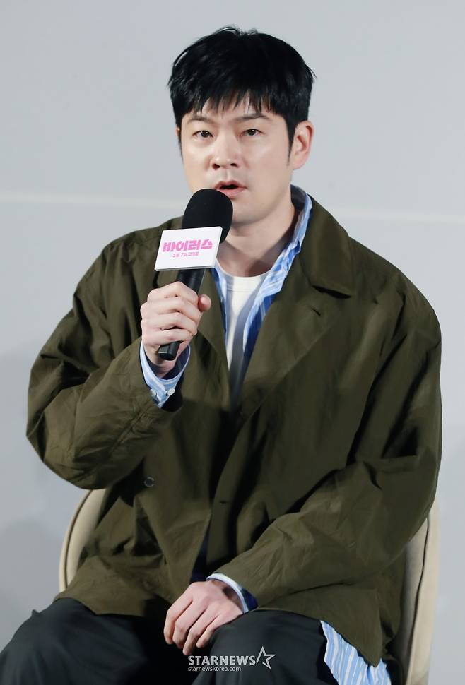 배우 장기하가 16일 오전 서울 강남구 메가박스 코엑스에서 진행된 영화 '바이러스' 제작보고회에 참석해 질문에 답하고 있다.  이유 없이 사랑에 빠지는 치사율 100% 바이러스에 감염된 택선이 모쏠 연구원 수필, 오랜 동창 연우, 그리고 치료제를 만들 수 있는 유일한 전문가 이균까지 세 남자와 함께하는 예기치 못한 여정을 그린 영화 '바이러스'는 5월 7일 개봉한다. /2025.04.16 /사진=이동훈 photoguy@