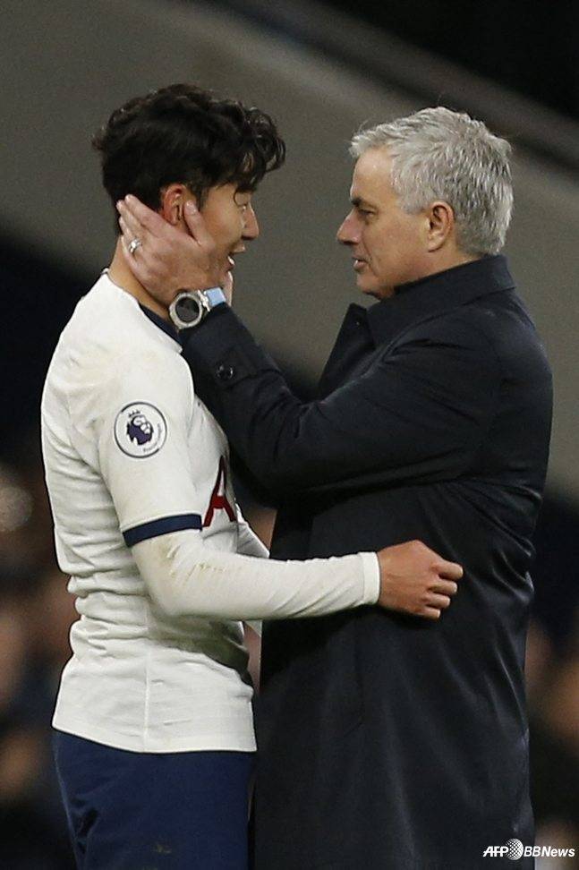 조세 무리뉴(오른쪽) 감독이 손흥민의 뺨을 손으로 만지고 있다. /AFPBBNews=뉴스1