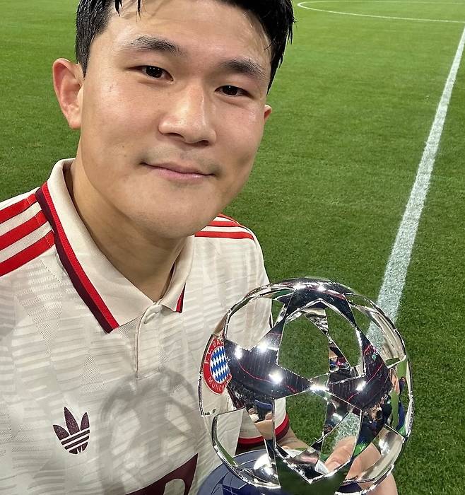 독일 최고 명문인 바이에른 뮌헨이 수비수 김민재를 올여름 시장에 내놓을 수 있다고 주장한 가운데, 그가 유럽 5대리그에서 실점으로 연결된 실수 수치에서 독보적인 1위를 기록한 것으로 드러났다. '스카이스포츠 독일'은 이번 시즌 5대리그의 정규리그와 유럽축구연맹(UEFA) 챔피언스리그 경기를 조사해 '실점으로 이어진 실수' 수치를 알렸다. 여기서 김민재가 총 6회로 1위에 올랐다. 2위가 생테티엔(프랑스)의 미카엘 나데, AS모나코(프랑스)의 모하메드 살리수, 사우샘프턴(잉글랜드)의 테일러 하우드-벨리스 등 3명인데 이들이 저지른 실수가 4회였다. 이어 보르시아 도르트문트(독일)의 엠레 잔 등이 3회로 공등 5위에 올랐다. UEFA