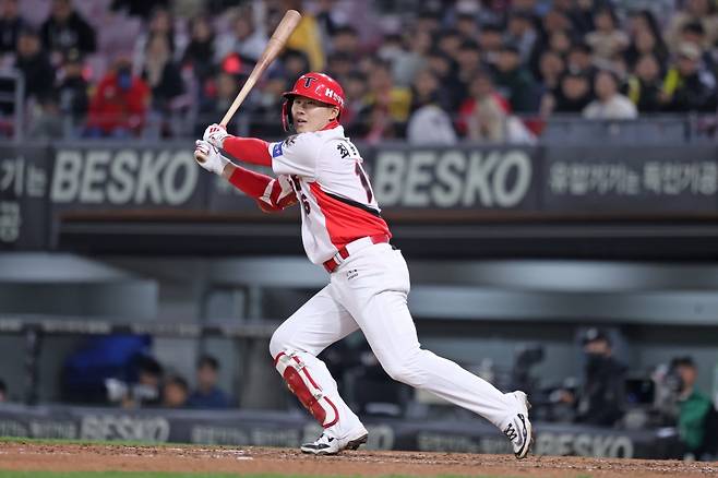 15일 오후 광주-KIA챔피언스필드에서 열린 '2025 신한 SOL Bank KBO리그' KT 위즈와 KIA 타이거즈의 경기, KIA가 KT를 1:0으로 제압하고 2연승을 달렸다. 최원준은 7회말 무사에서 솔로포를 날리며 결승타의 주인공이 됐다. KIA 타이거즈