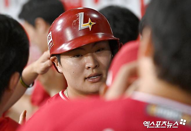 1일 오후 서울 구로구 고척스카이돔에서 열린 '2024 신한 SOL Bank KBO리그' SSG 랜더스와 키움 히어로즈의 경기, 5회초 2사 2루 SSG 고명준이 투런 홈런을 날린 후 더그아웃에서 하이파이브를 하고 있다. 엑스포츠뉴스DB