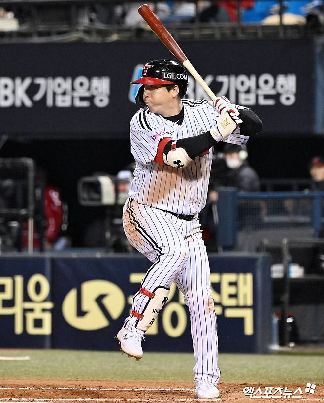 LG 트윈스 김현수가 16일 서울 잠실야구장에서 열린 삼성 라이온즈와의 경기에서 타격하고 있다. 엑스포츠뉴스 잠실, 김한준 기자