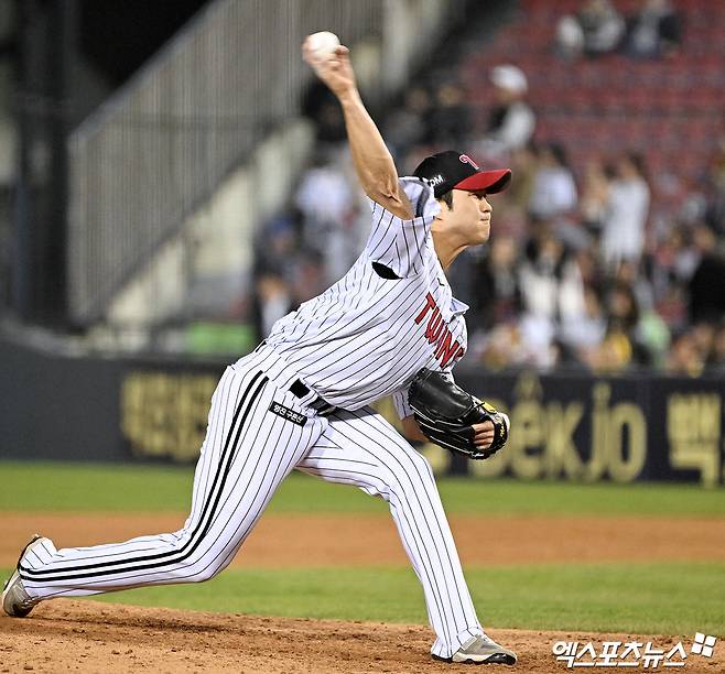 LG 트윈스 백승현이 16일 서울 잠실야구장에서 열린 삼성 라이온즈와의 경기에 구원 등판해 투구하고 있다. 엑스포츠뉴스 잠실, 김한준 기자