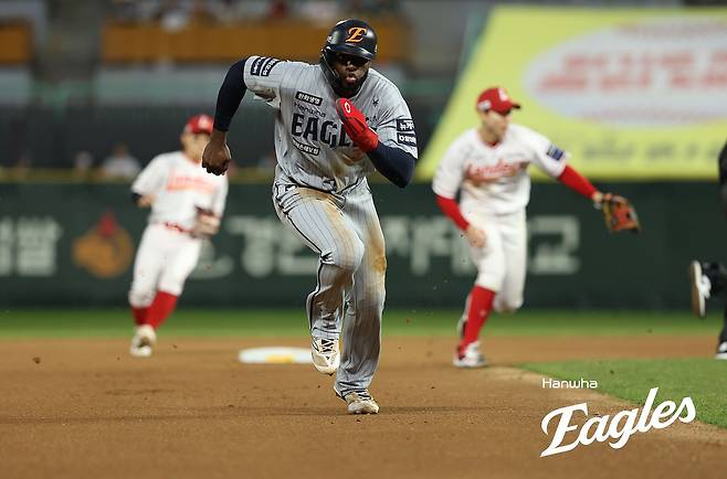 16일 인천SSG랜더스필드에서 열린 2025 신한 SOL Bank KBO리그 한화 이글스와 SSG 랜더스의 경기, 한화가 10-4 승리를 거두고 3연승을 달성했다. 한화 에스테반 플로리얼은 2안타 1타점을 기록했다. 한화 이글스