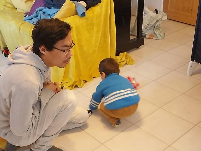 장성탄 씨와 어린 아들 [부인 제공]