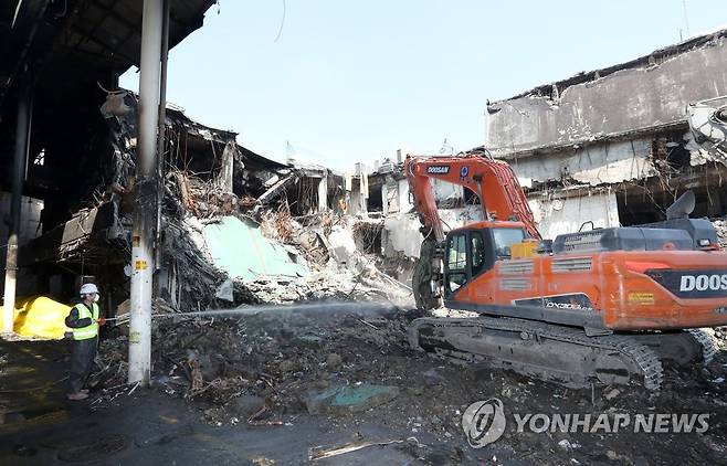 서문시장 철거작업 시작 (대구=연합뉴스) 김준범 기자 = 24일 오전 대구 중구청 관계자들이 큰불로 점포 679곳이 탄 대구시 중구 대신동 서문시장 4지구 철거작업을 하고 있다. 2017.4.24 psykims@yna.co.kr