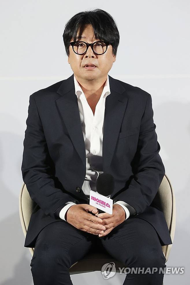 질문 듣는 김윤석 (서울=연합뉴스) 강민지 기자 = 배우 김윤석이 16일 서울 강남구 메가박스 코엑스에서 열린 영화 '바이러스' 제작보고회에서 질문을 듣고 있다. 2025.4.16 mjkang@yna.co.kr