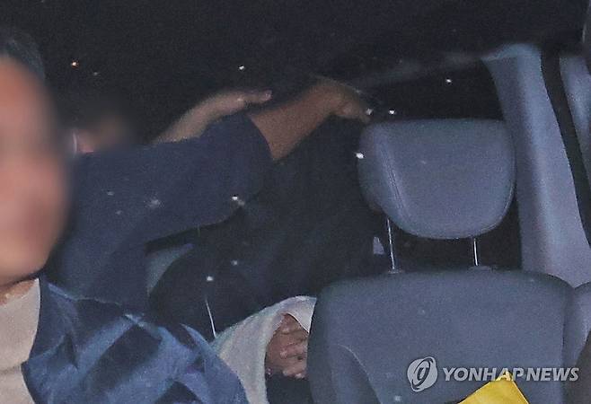 일가족 5명 살해한 50대 가장 체포 (용인=연합뉴스) 홍기원 기자 = 부모와 처자식 등 일가족 5명을 살해한 50대 가장 A씨가 15일 경기도 용인서부경찰서로 압송되고 있다. 
    A씨는 용인시 수지구 아파트 자택에서 80대 부모와 50대 아내, 10~20대 두 딸 등 가족 5명을 목 졸라 살해한 혐의를 받고 있다. 2025.4.15 xanadu@yna.co.kr