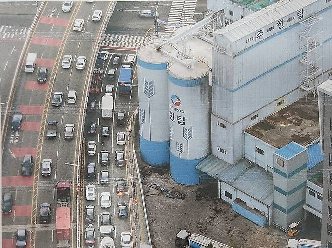 도로와 붙어있는 위험건물인 저장시설 [한탑 제공. 재판매 및 DB금지]