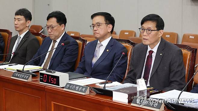 의원 질의에 답변하는 이창용 한국은행 총재 (서울=연합뉴스) 김주형 기자 =  이창용 한국은행 총재가 16일 국회에서 열린 법제사법위원회의 '기획재정부 장관 최상목 탄핵소추사건 조사' 청문회에서 의원질의에 답변하고 있다. 
    왼쪽부터 이복현 금융감독원장, 김병환 금융위원장, 최상목 부총리, 이창용 한국은행총재. 2025.4.16 kjhpress@yna.co.kr