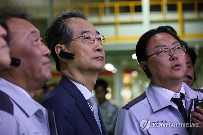 한덕수 권한대행, 기아 공장 방문 (광주=연합뉴스) 한상균 기자 = 한덕수 대통령 권한대행 국무총리가 15일 기아 오토랜드 광주공장을 방문하고 있다. 2025.4.15 [국무총리실 제공. 재판매 및 DB 금지] xyz@yna.co.kr