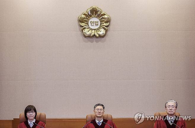 헌법재판소 재판관들 (서울=연합뉴스) 황광모 기자 = 문형배 헌법재판소장 권한대행과 이미선(왼쪽), 김형두 헌법재판관이 10일 서울 종로구 헌법재판소에서 열린 박성재 법무부 장관 탄핵 심판 선고가 열린 대심판정에 입장해 대기하고 있다. 2025.4.10 hkmpooh@yna.co.kr