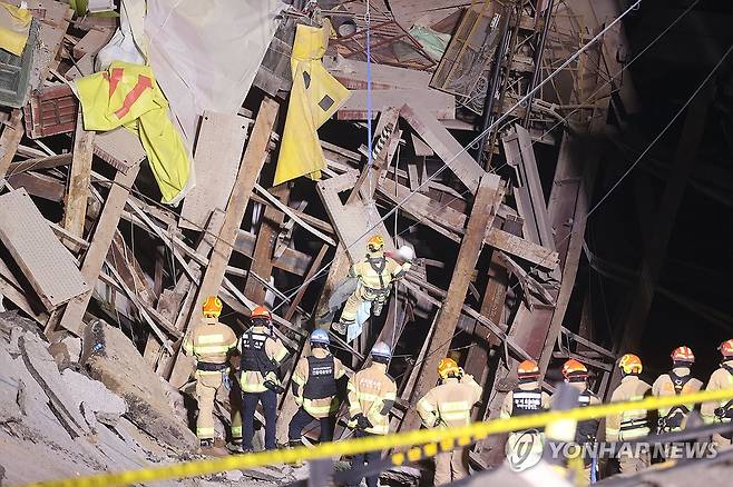 광명 신안산선 공사장 붕괴로 고립된 근로자 1명 구조 (광명=연합뉴스) 12일 오전 4시 27분께 경기도 광명시 일직동 신안산선 지하터널 붕괴 사고 현장에서 고립됐던 20대 굴착기 기사가 사고 발생 13시간여만에 구조되고 있다. 2025.4.12 [광명시 제공. 재판매 및 DB금지] xanadu@yna.co.kr