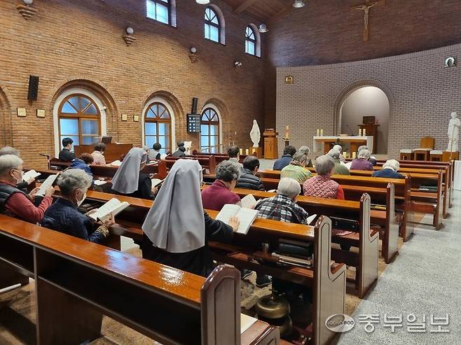15일 수원 평화의 모후원에서 테레사 수녀의 장례미사가 진행되고 있다. 이준도기자