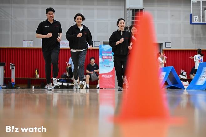 이스타항공 현직승무원 교관 및 면접관들이 오는 23일 진행되는 신입 승무원들의 체력 시험 전형에 앞서 17일 오전 서울 마포구 망원동 마포체력인증센터를 방문해 체력 시험 훈련을 하고 있다./사진=이명근 기자 qwe123@