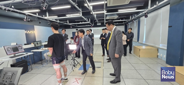 주형환 저출산고령사회위원회(이하 저고위) 부위원장은 16일 카이스트(KAIST)와 웨어러블 로봇 전문기업인 ㈜엔젤로보틱스를 차례로 방문해 고령친화 기술기반 산업인 에이지-테크(Age-Tech) 연구 및 산업현장을 점검했다. ⓒ저출산고령사회위원회