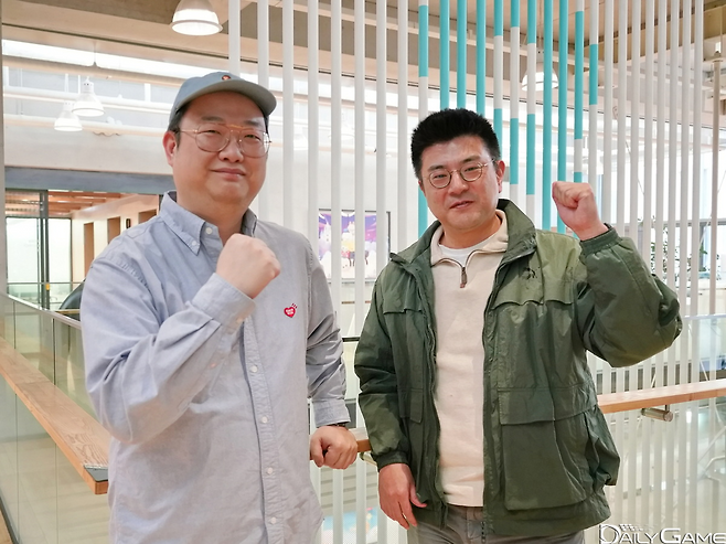 NHN의 정중재 게임사업실장과 김동선 Now 제작그룹장.