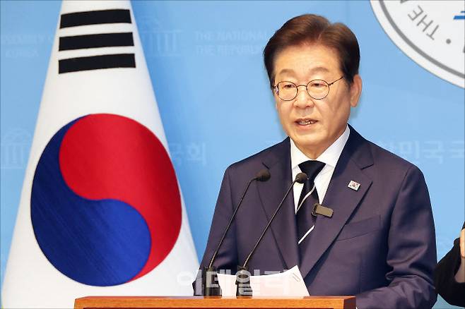 제21대 대통령 선거(대선) 출마를 선언한 이재명 더불어민주당 전 대표가 11일 오전 서울 여의도 국회 소통관 기자회견장에서 비전 선포 기자회견을 하고 있다.(사진=방인권기자)
