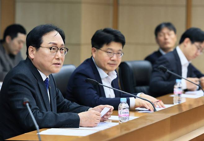 정인교(왼쪽) 산업통상자원부 통상교섭본부장이 17일 서울 한국무역보험공사 중회의실에서 열린 수출지역담당관회의에서 발언하고 있다. 그는 2분기 이후부터 미국 관세 영향이 본격화할 것으로 보고 상황에 따른 대응책을 신속히 마련하겠다고 밝혔다. (사진=산업부)