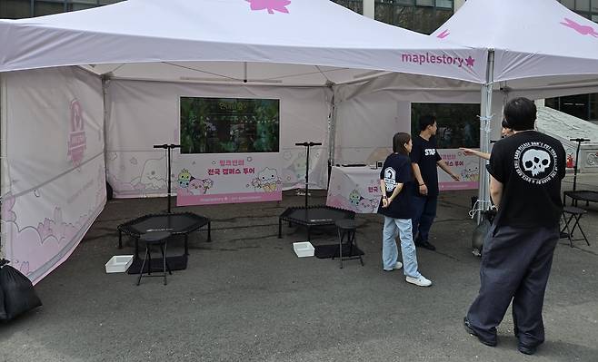 - 안전하고 즐거운 행사를 위해 철저하게 점검하는 운영진들