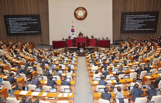 우원식 국회의장이 17일 국회 본회의에서 재의 요구 법안에 대한 재표결 결과를 발표하고 있다. 〈사진=연합뉴스〉