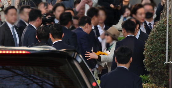 〈YONHAP PHOTO-5455〉 사저 도착한 윤 전 대통령   (서울=연합뉴스) 김성민 기자 = 윤석열 전 대통령이 11일 서울 서초구 아크로비스타 사저로 들어서며 주민과 인사하고 있다. 2025.4.11 [공동취재]   ksm7976@yna.co.kr/2025-04-11 18:38:56/ 〈저작권자 ⓒ 1980-2025 ㈜연합뉴스. 무단 전재 재배포 금지, AI 학습 및 활용 금지〉