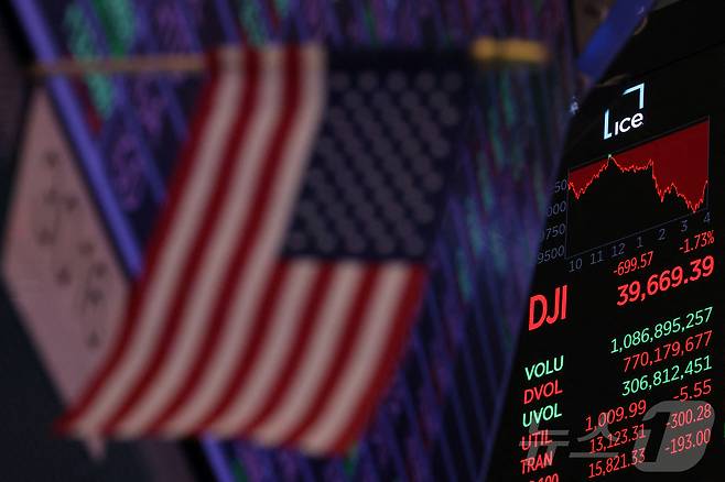 뉴욕증권거래소의 내부 객장에서 주식 전광판과 성조기가 보인다. ⓒ 로이터=뉴스1