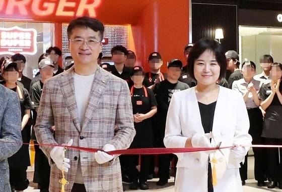 (왼쪽)박현종 전 bhc그룹 회장과 윤다예 전 MFG코리아 대표.(뉴스1 DB)