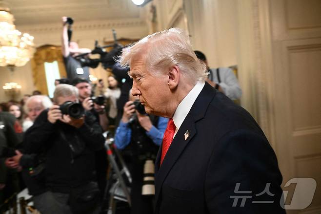 도널드 트럼프 미국 대통령이 15일(현지시간) 워싱턴 백악관에서 해군 사관학교 축구팀에게 총사령관 트로피 수여식에 참석을 하고 있다. 2025.04.16 ⓒ AFP=뉴스1 ⓒ News1 우동명 기자