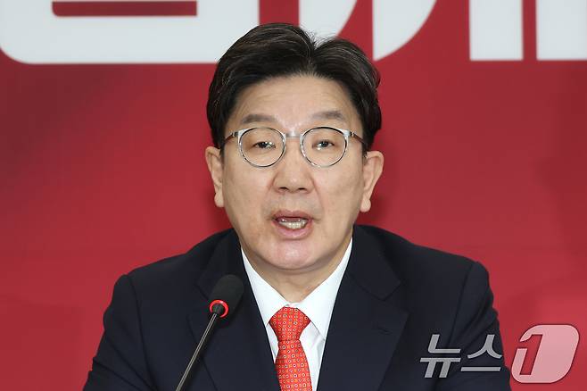 권성동 국민의힘 원내대표가 17일 오전 서울 여의도 국회에서 열린 비상대책위원회의에서 발언하고 있다. 2025.4.17/뉴스1 ⓒ News1 이광호 기자