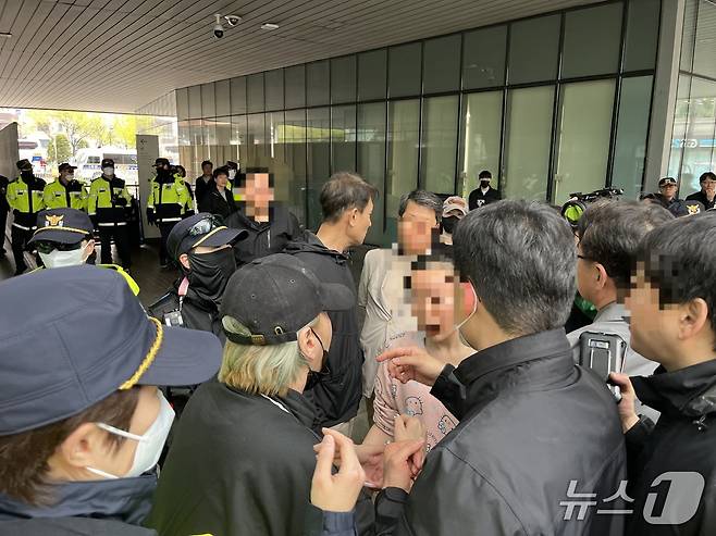17일 오전 서울 성북구청 앞에서 미아리 성노동자 이주대책위원회가 미아리 텍사스 명도집행 단행에 반발하고 있다. 2025.4.17/뉴스1 ⓒ News1 김종훈 기자