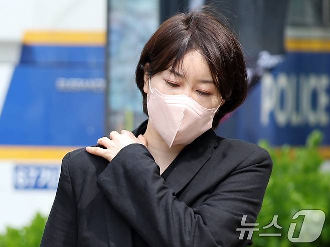 음주운전 및 불법 숙박업 운영 혐의를 받는 문재인 전 대통령 딸 문다혜 씨가 17일 오전 서울 마포구 서울서부지방법원에서 열린 도로교통법 위반(음주 운전)·공중위생관리법 위반 혐의 1심 선고기일에 출석하고 있다. ⓒ News1 황기선 기자