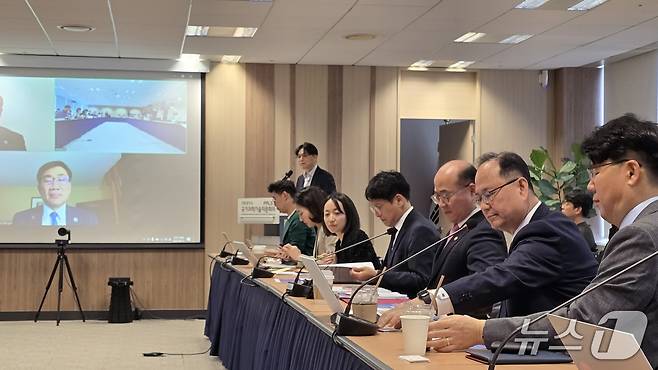 17일 서울 종로구 국가과학기술자문회의에서 이창윤 과학기술정보통신부 제1차관 및 과기정통부 관계자, 한국원자력연구원 관계자 등이 참석해 미국 미주리대 연구용 원자로 초기설계 수출 성과를 브리핑하고 있다./뉴스1 ⓒ News1 윤주영 기자