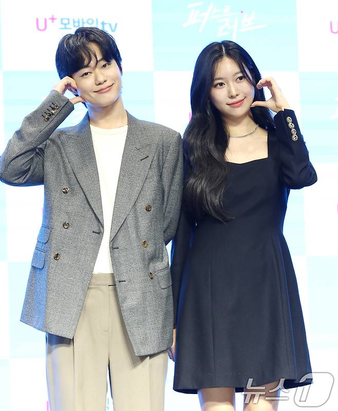 배우 한세진, 성지연(오른쪽)이 17일 서울 마포구 서교동 H-STAGE에서 열린 U+모바일tv 6부작 옴니버스 드라마 '퍼스트 러브' 제작발표회에 참석해 포즈를 취하고 있다. '퍼스트 러브'는 같은 시간, 같은 공간에서 펼쳐지는 18세 소년·소녀들의 각기 다른 첫사랑 이야기를 담은 총 6편의 옴니버스 드라마다. 2025.4.17/뉴스1 ⓒ News1 권현진 기자